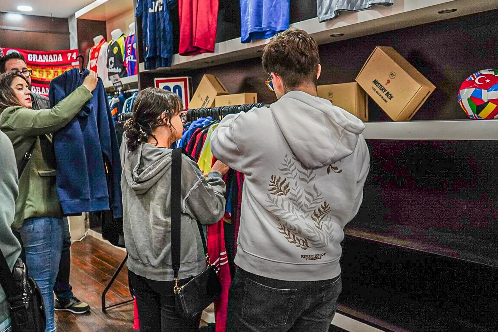 Las imágenes: así es la tienda con más de 3.000 camisetas de fútbol retro de Granada