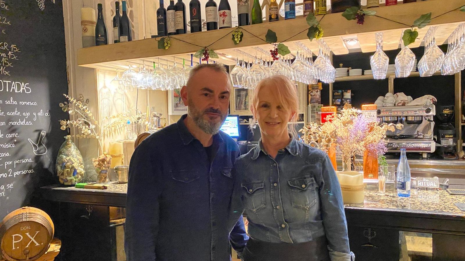 Pilar de Cózar y José González, dueños del restaurante La Guardilla.