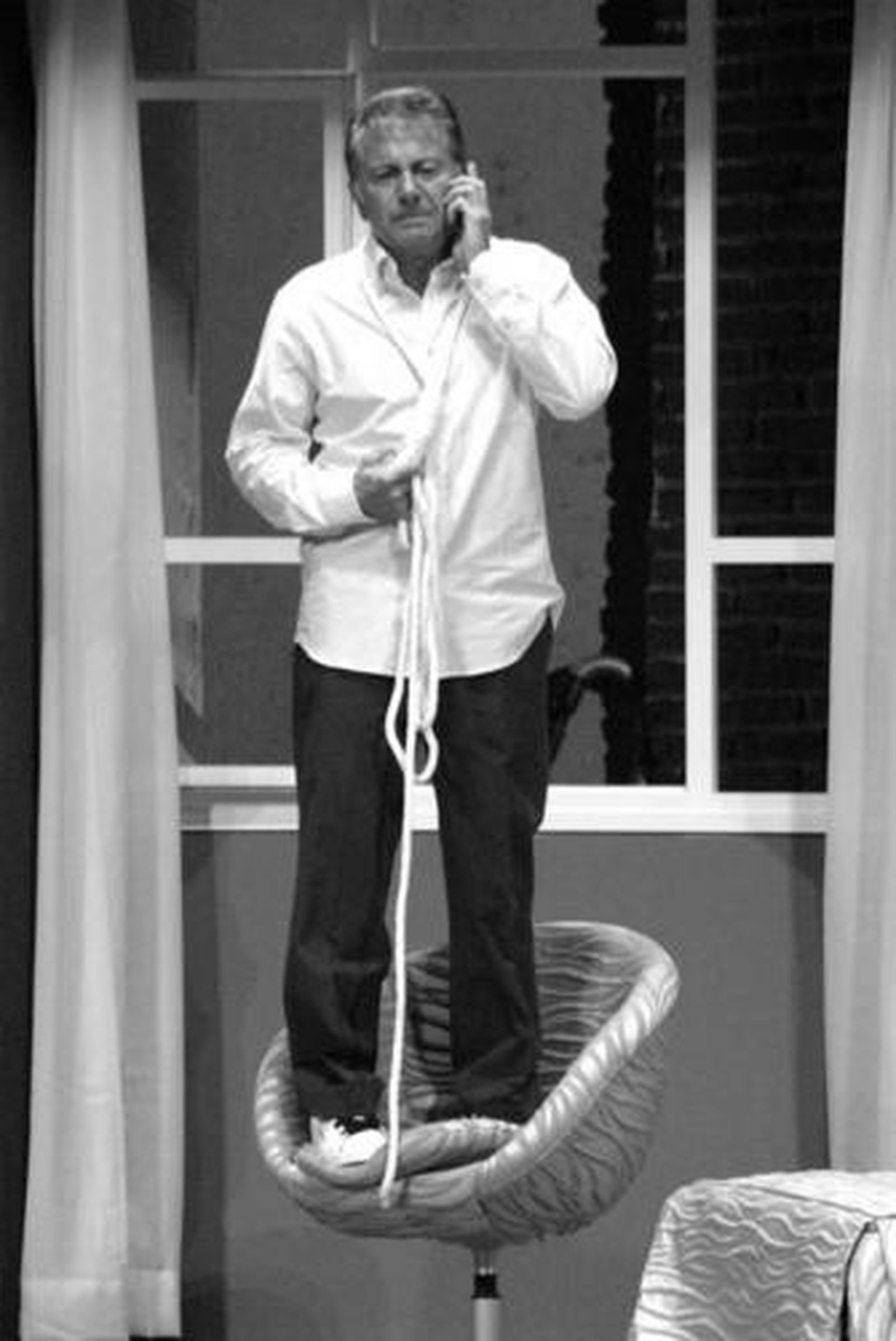 Jaime Blanch, en una de las escenas de la desternillante función Aquí un amigo.