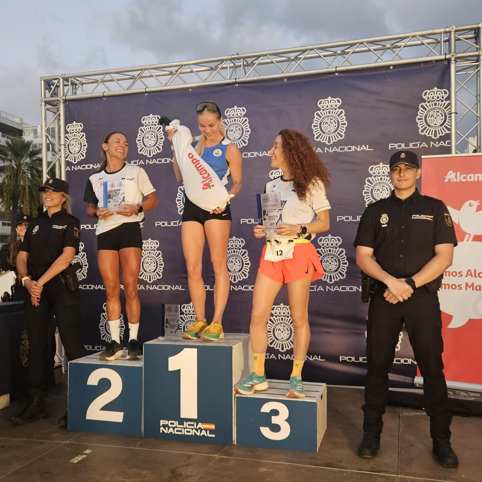 Las ganadoras de la ruta solidaria, en el podium