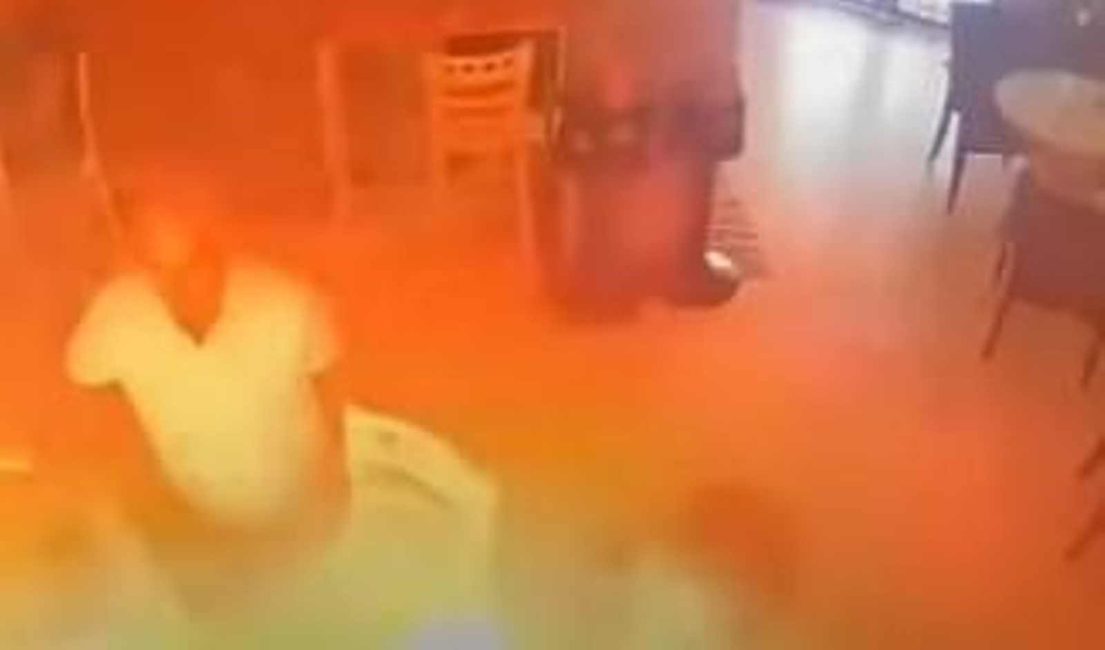 Momento del incendio captado por la cámara del bar.