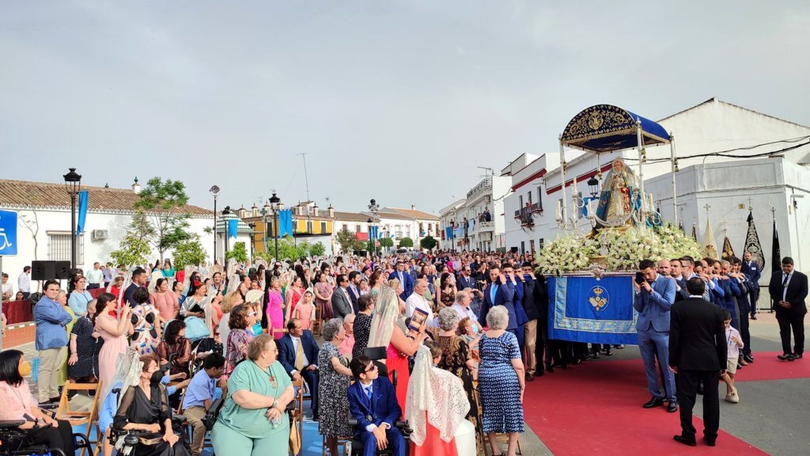 Momento del traslado previo al pontifical de coronación