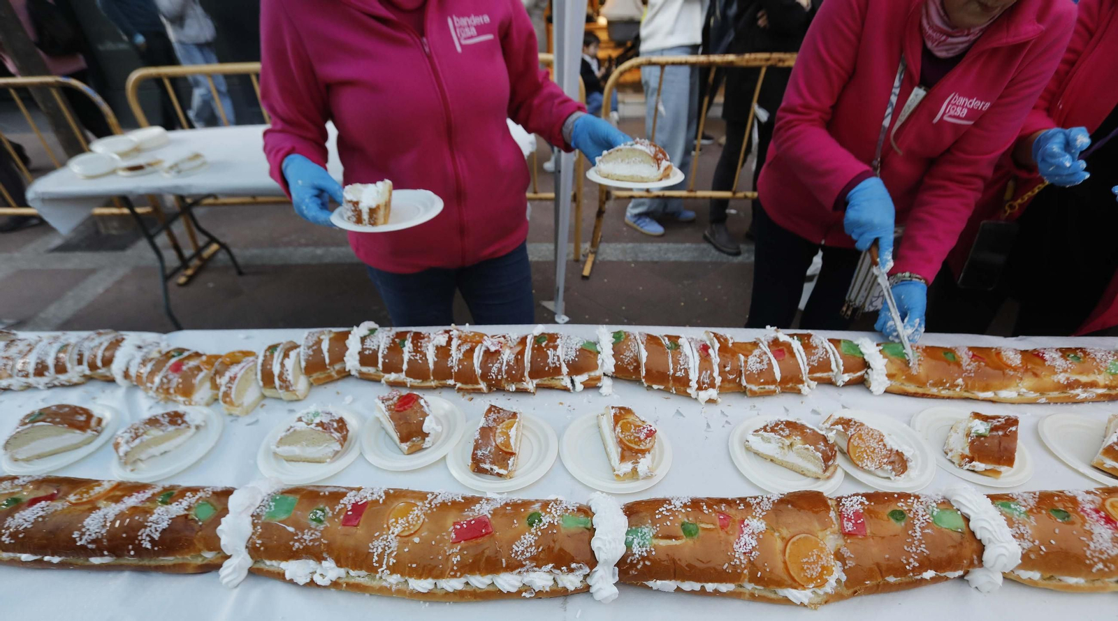 Fotos del roscón de Reyes solidario de Apymeal en Algeciras