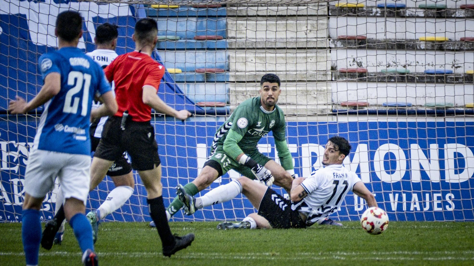Las imágenes del partido de fútbol entre el San Fernando Club Deportivo y la Balompédica Linense