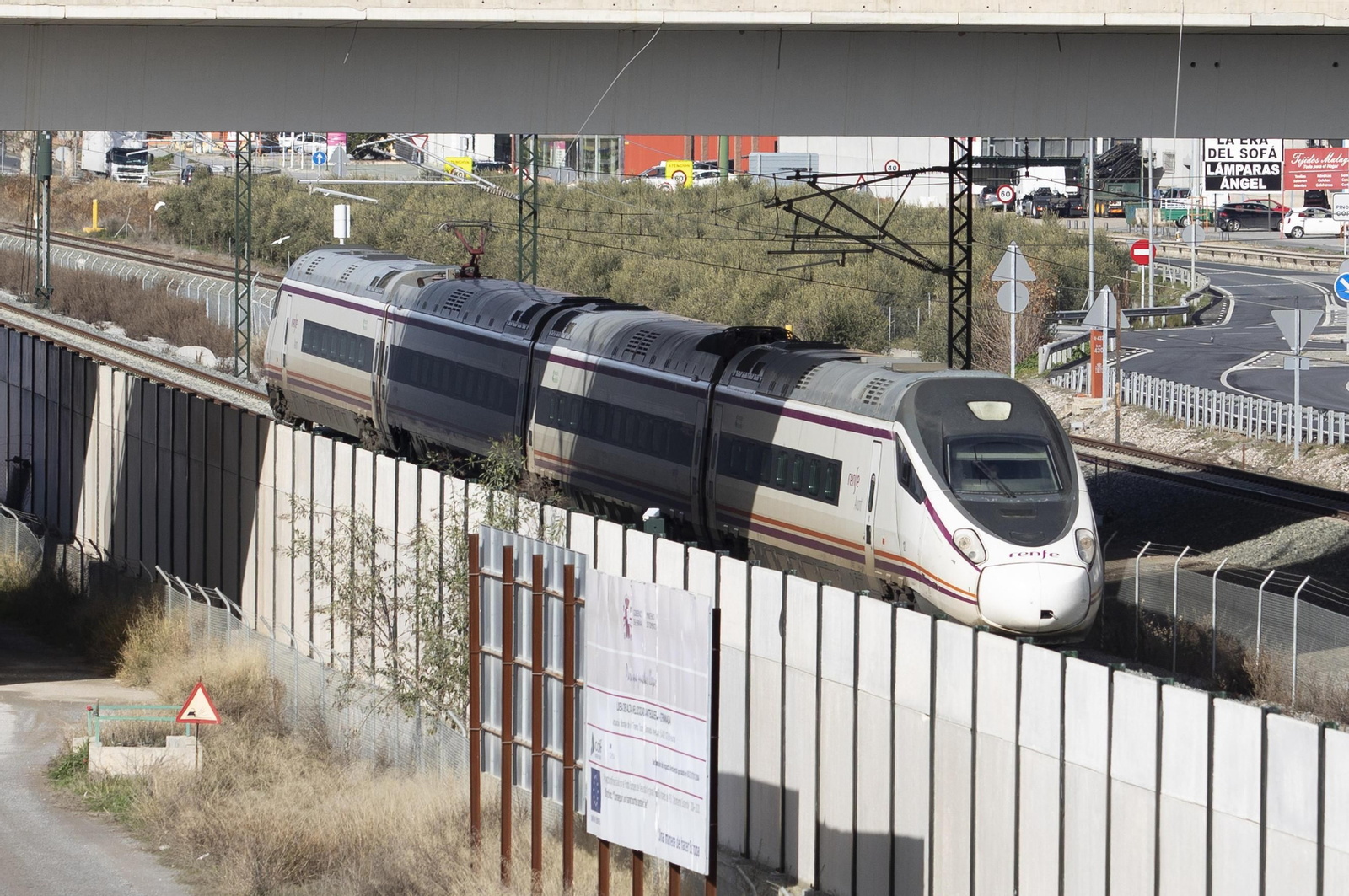 Un tren AVE a su paso por Granada.