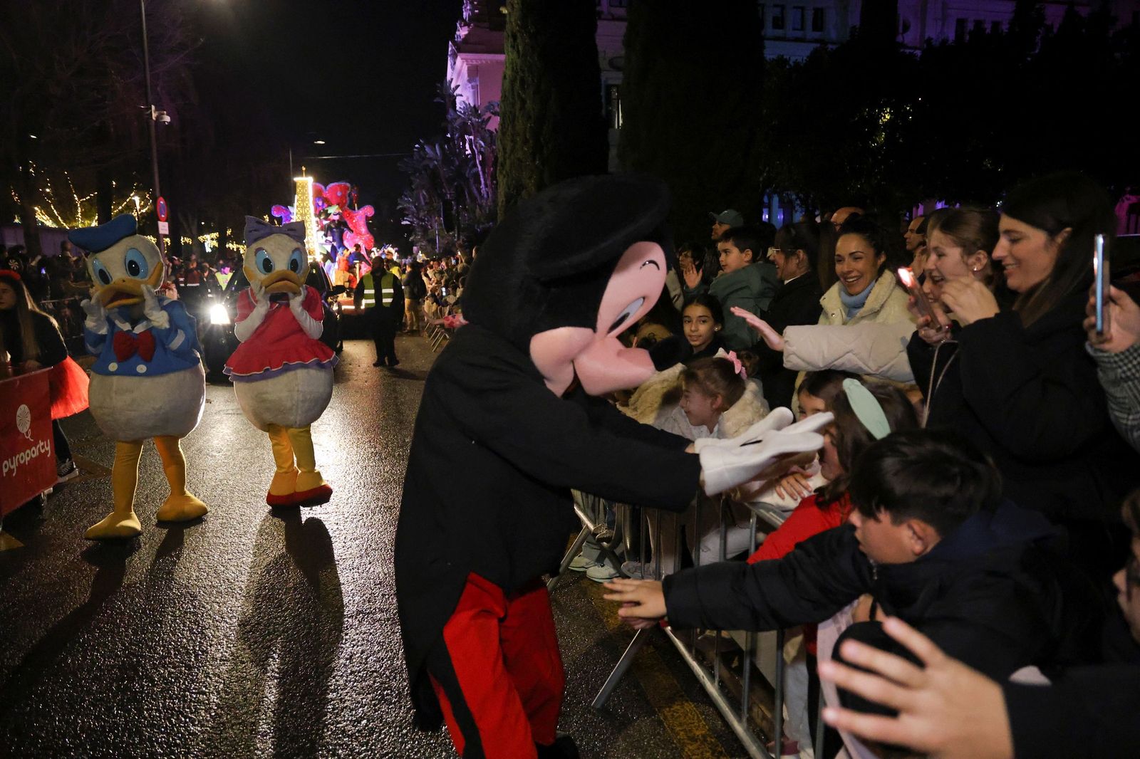 Los Reyes Magos llenan Málaga de ilusión tras la lluvia