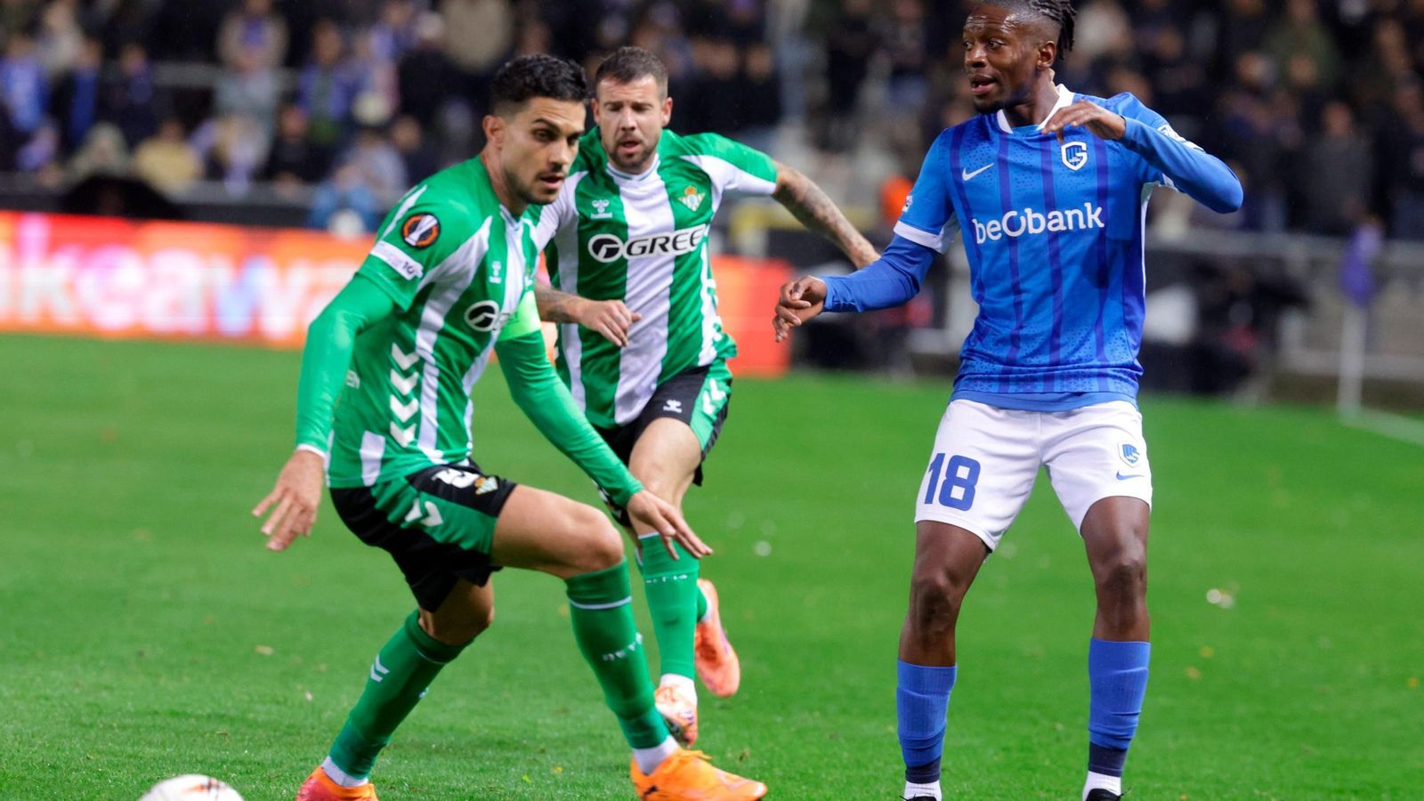 Marc Bartra, ante el jugador del Genk Kayembe.