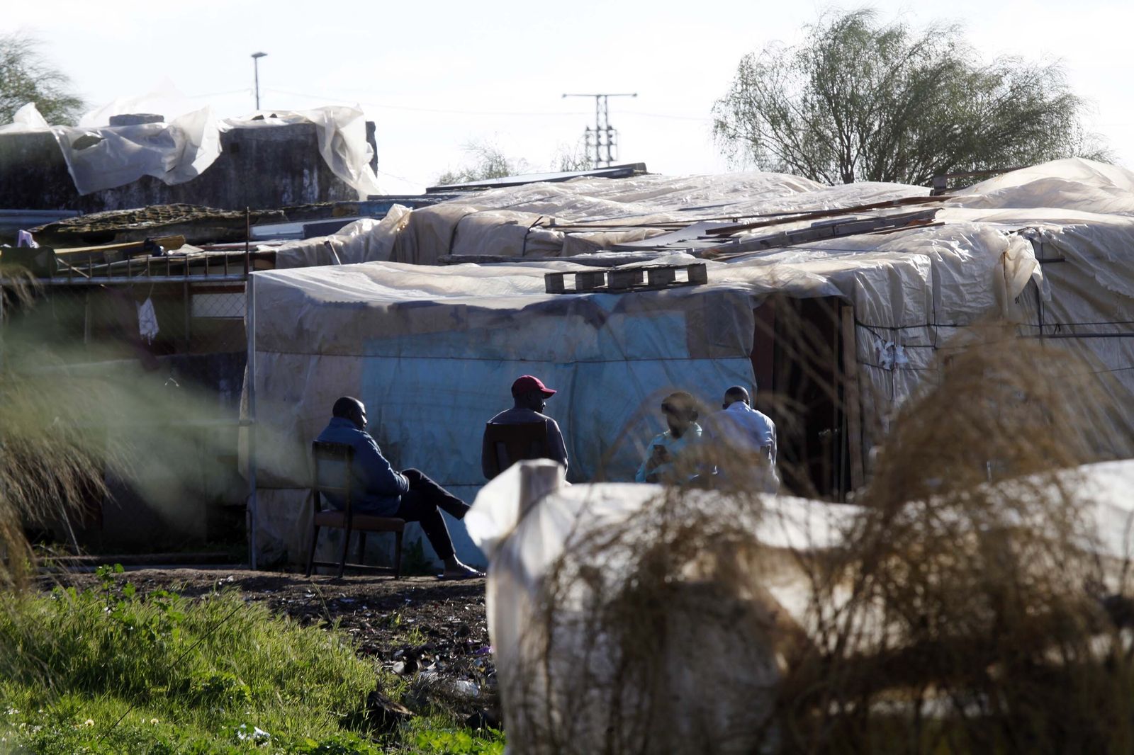 Varios inmigrantes, en una chabola en Lepe.