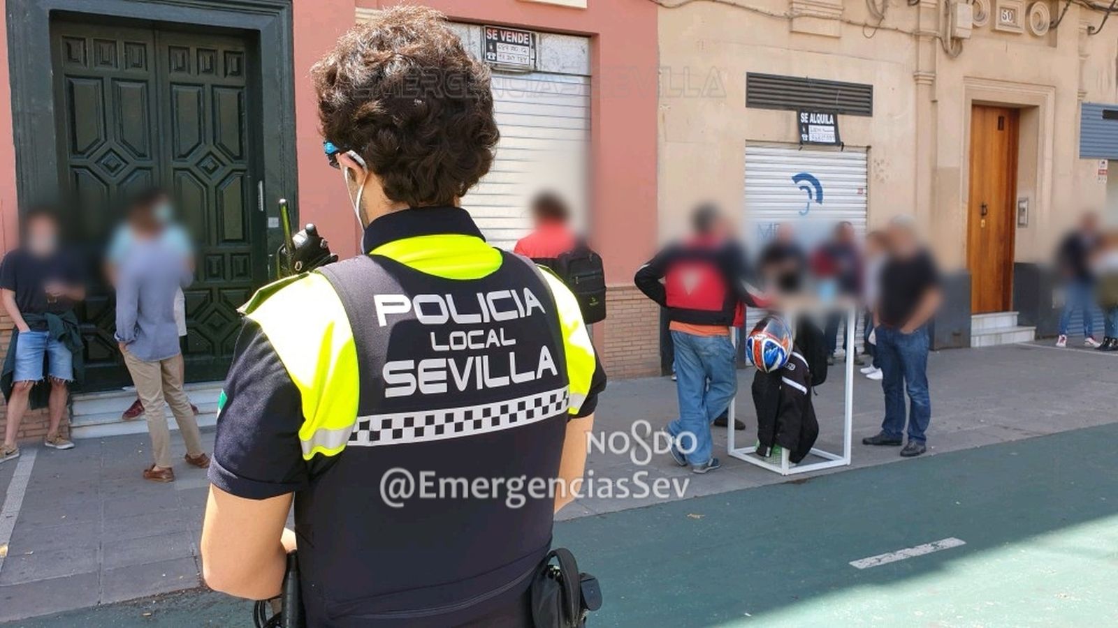 La Policía Local de Sevilla, en la puerta del bar Jota.