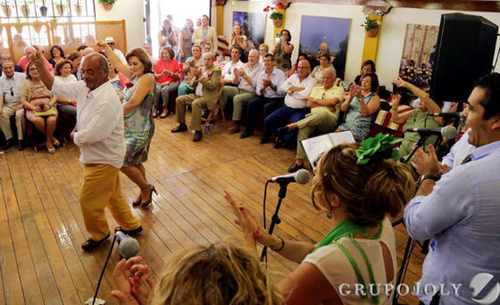 La Feria vivió al mediodía de ayer intensos momentos previos a la inauguración y fueron muchas las casetas que ofrecieron, como la de la imagen superior, actuaciones en directo. 

Foto: Miguel Angel Gonzalez