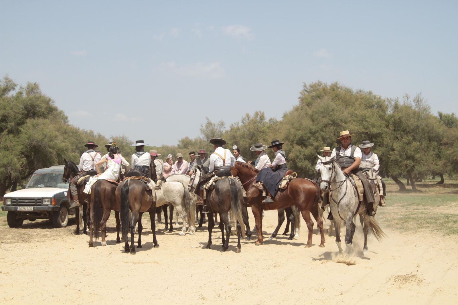 Las hermandades cruzando el puente del Ajolí, en imágenes