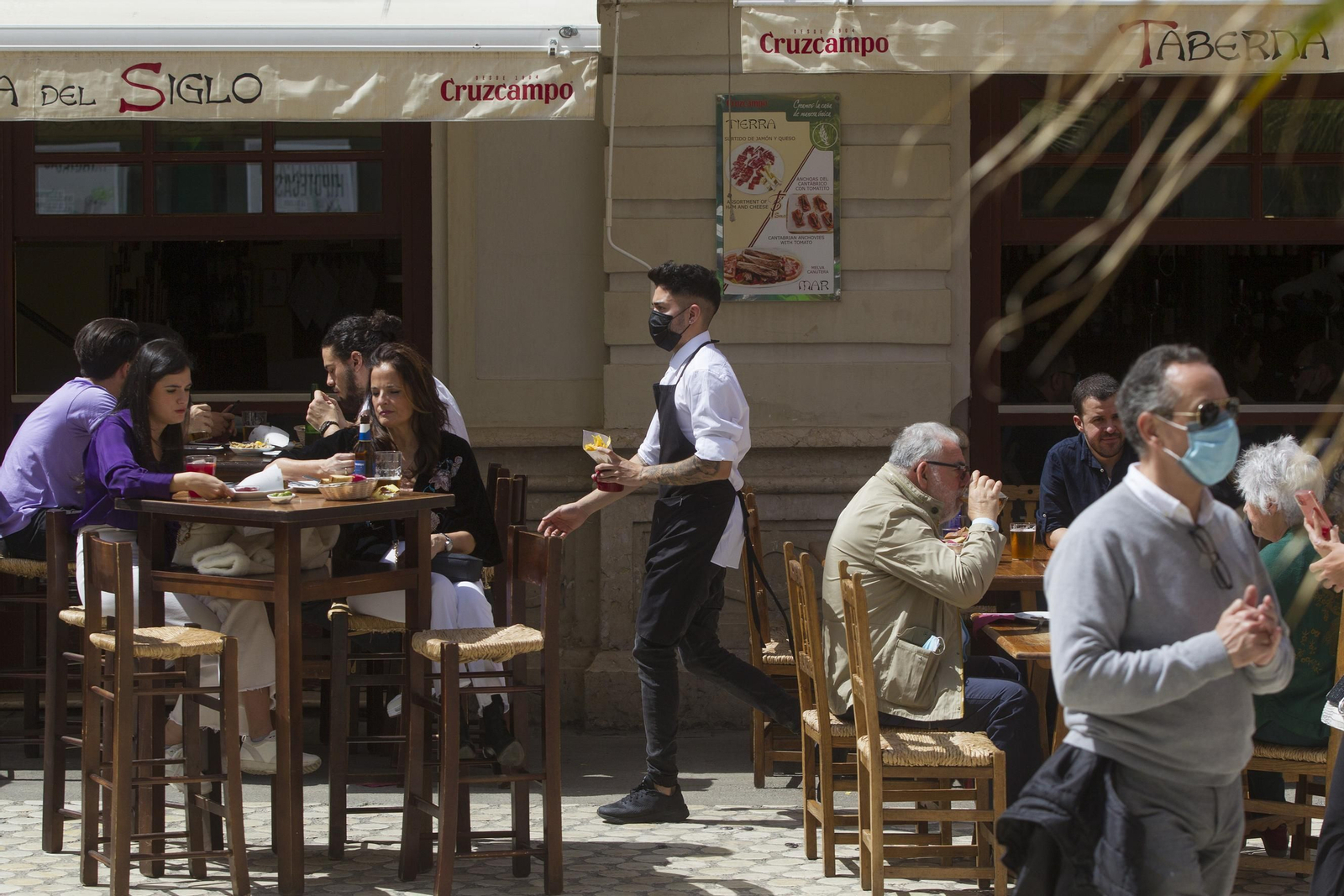 Ambiente en el centro de Málaga en un Jueves Santo sin la Legión