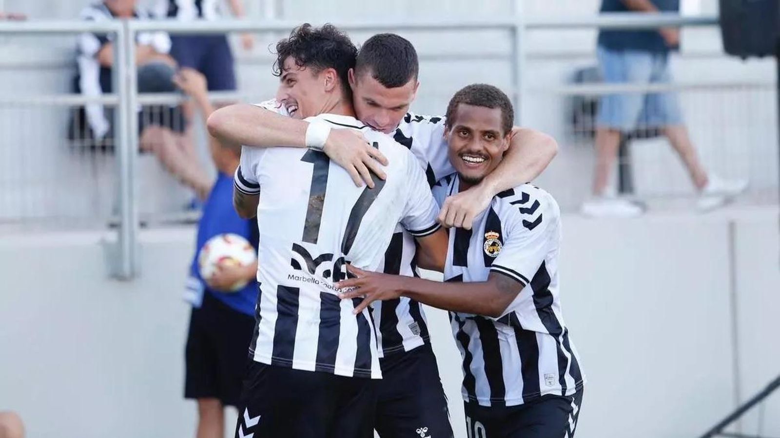 Jack Harper es feliciado por sus compañeros tras marcar ante el Antoniano. Jack Harper es feliciado por sus compañeros tras marcar ante el Antoniano.