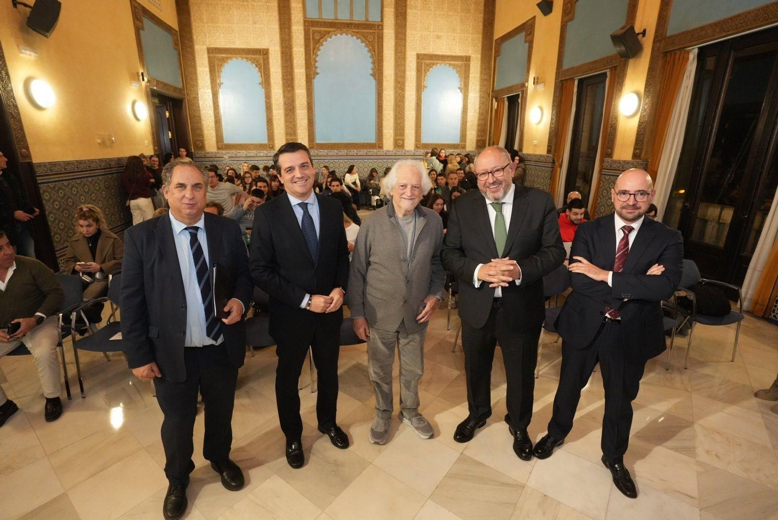 Alejandro Rojas Marcos, en el centro de la imagen.