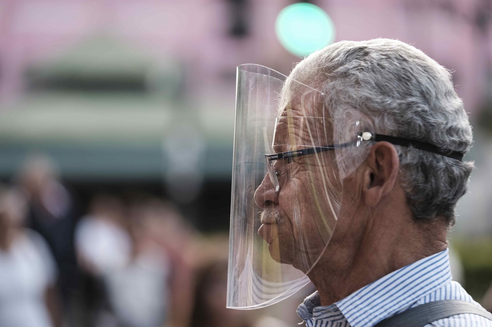 Un hombre porta una pantalla antisalpicaduras