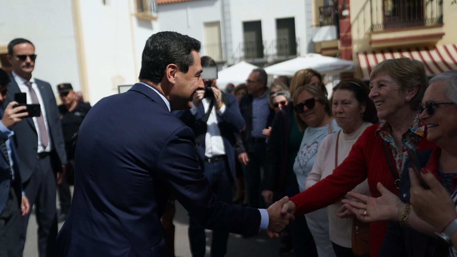 El presidente autonómico saluda a una vecina de Dalías.