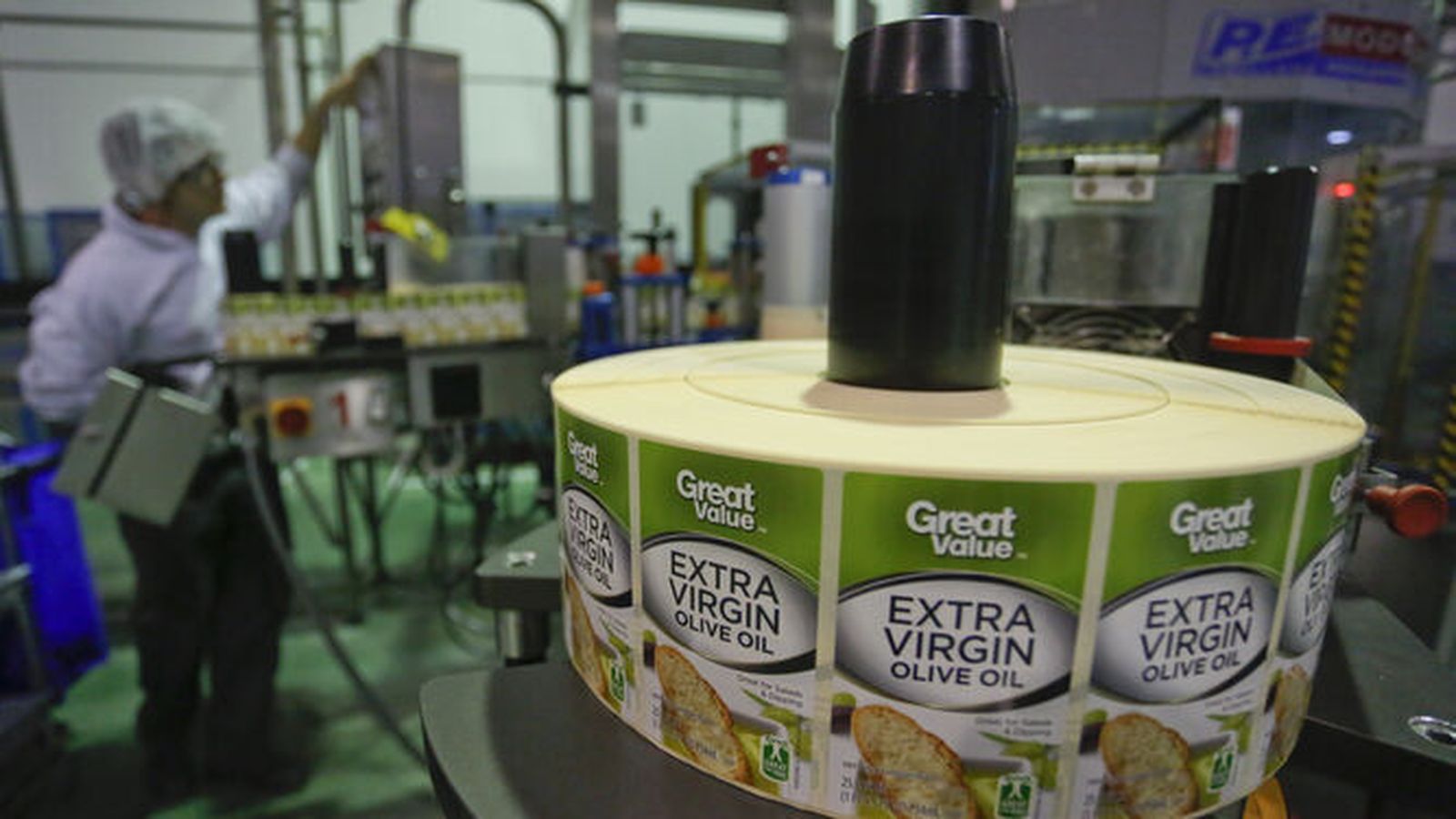 Un empleado en la fábrica de Dcoop en Antequera