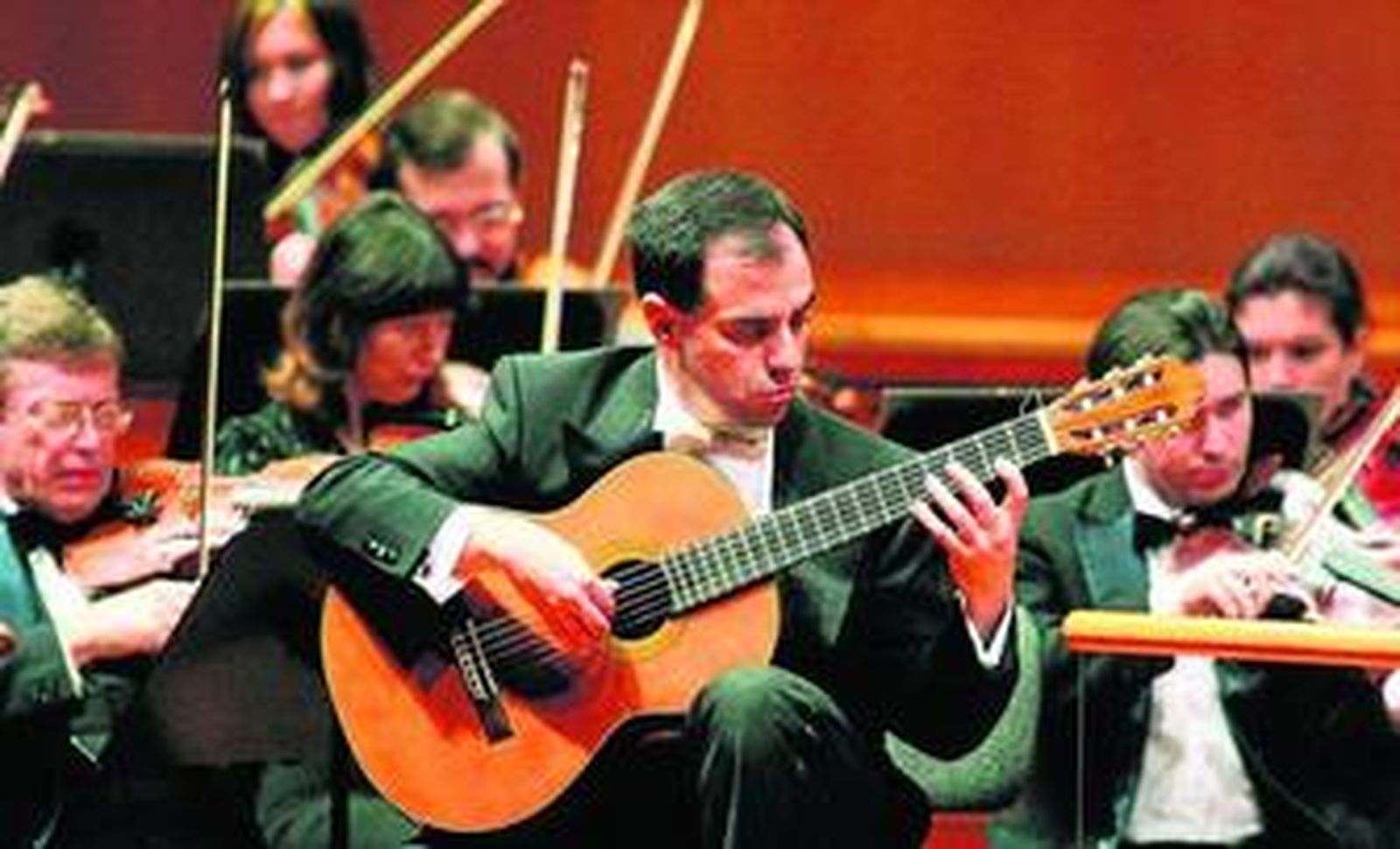 El argentino Rolando Saad, junto a su guitarra en uno de sus numerosos conciertos.