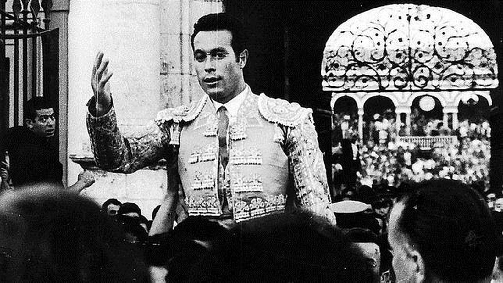 Curro Romero, saliendo en hombros tras una magistral faena.