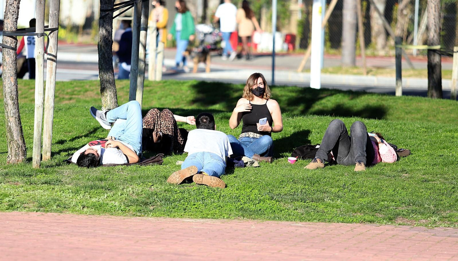 El buen tiempo del sábado llena de onubenses el Paseo de la Ría