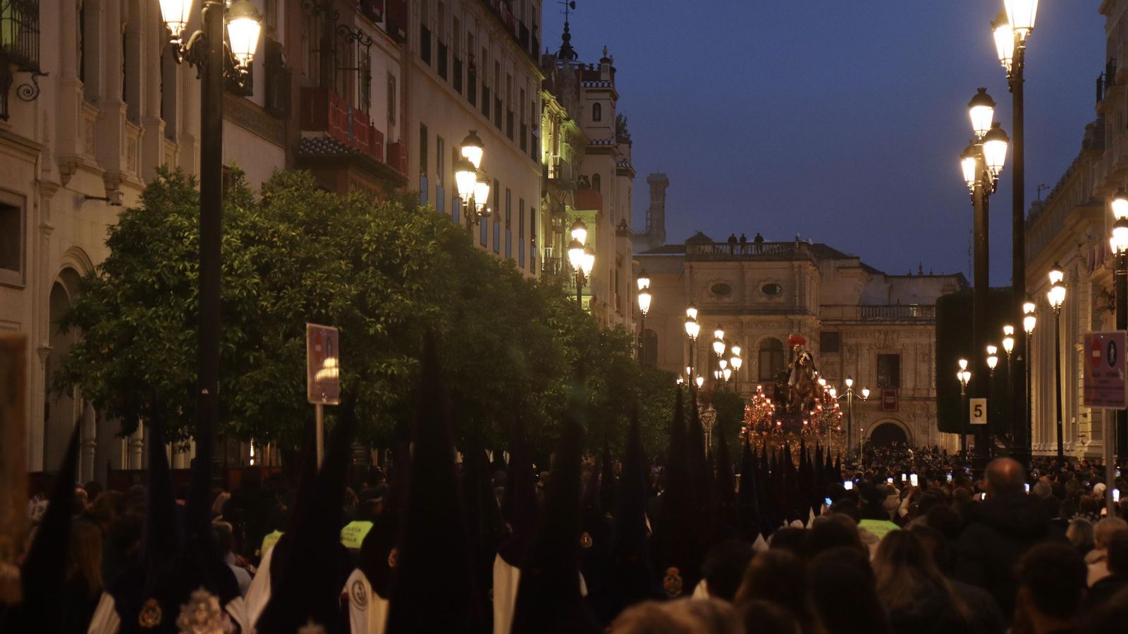 La Madrugá por la Carrera Oficial en la Semana Santa de Sevilla 2025