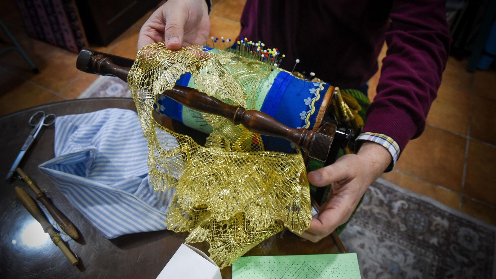 Uno de los encajes de bolillo que Alfonso Aguilar elabora en su taller.