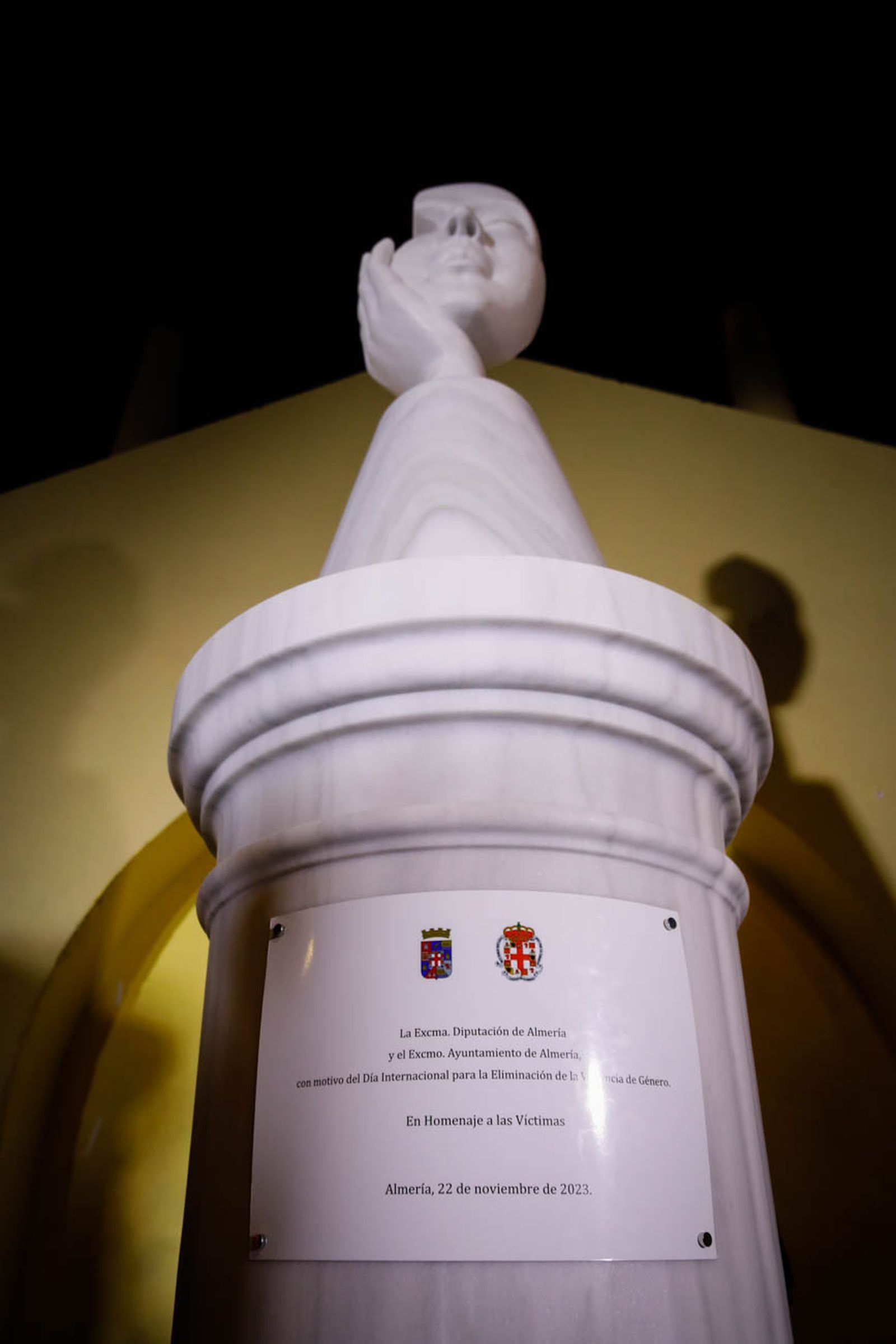 Imágenes del monolito en homenaje a las víctimas de violencia de género