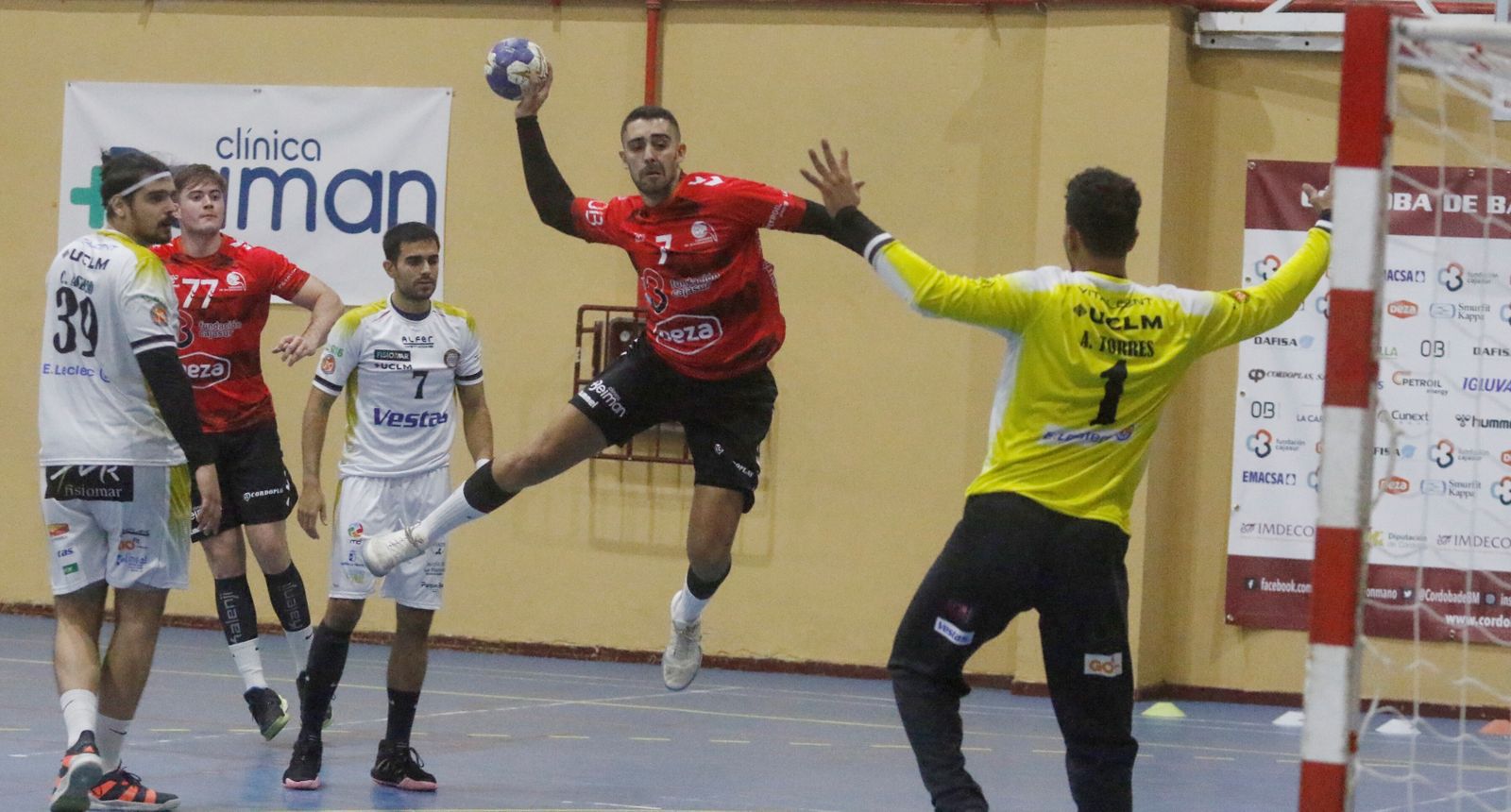 Ortega salta para lanzar ante Adrián Torres, el portero del Alarcos.