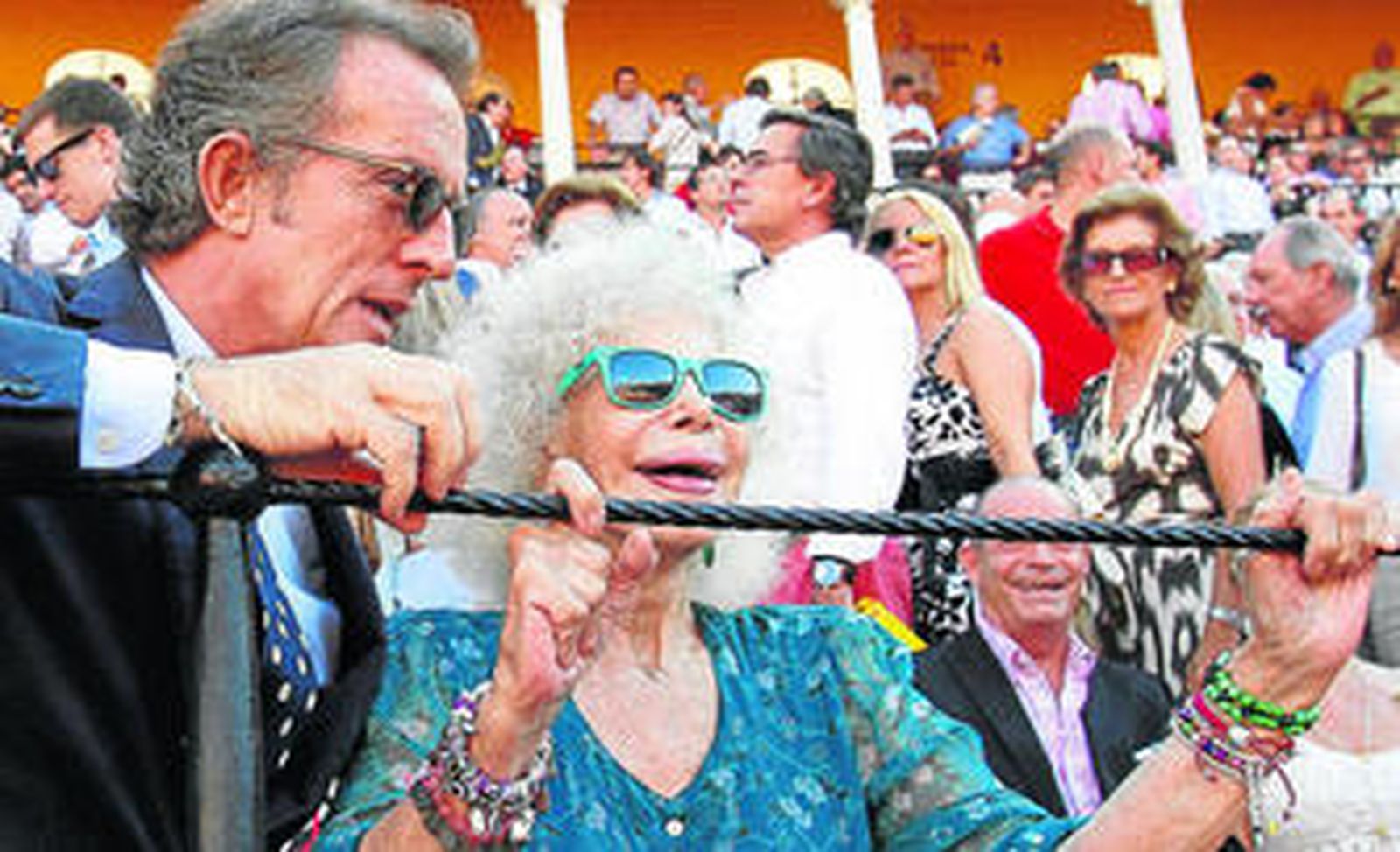La duquesa, con 'look' verde aguamarina (incluidas las gafas de sol), con su prometido en una corrida de toros celebrada este fin de semana en la Maestranza.