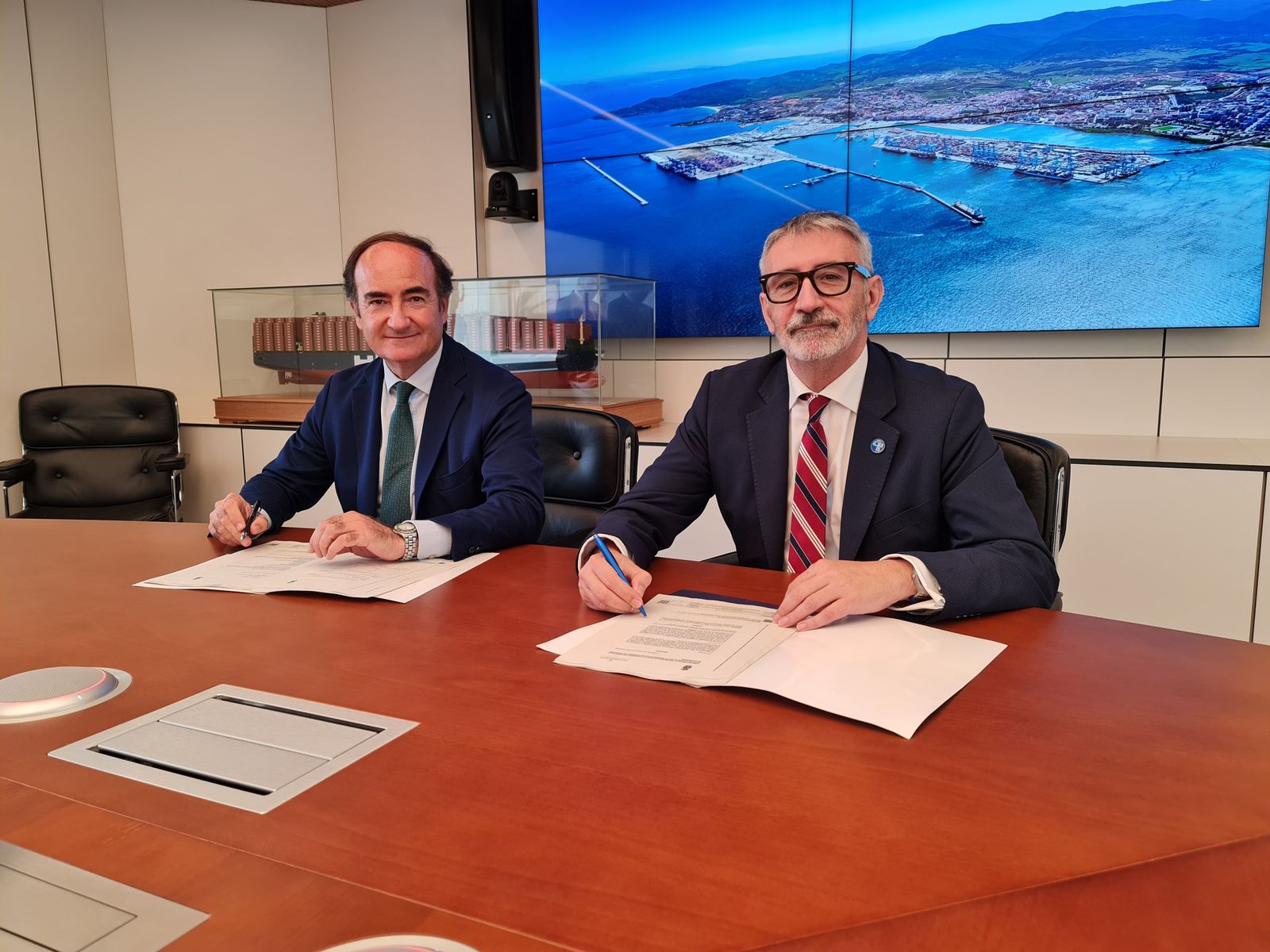 Gerardo Landaluce y Francisco Piniella firman el convenio, este miércoles.