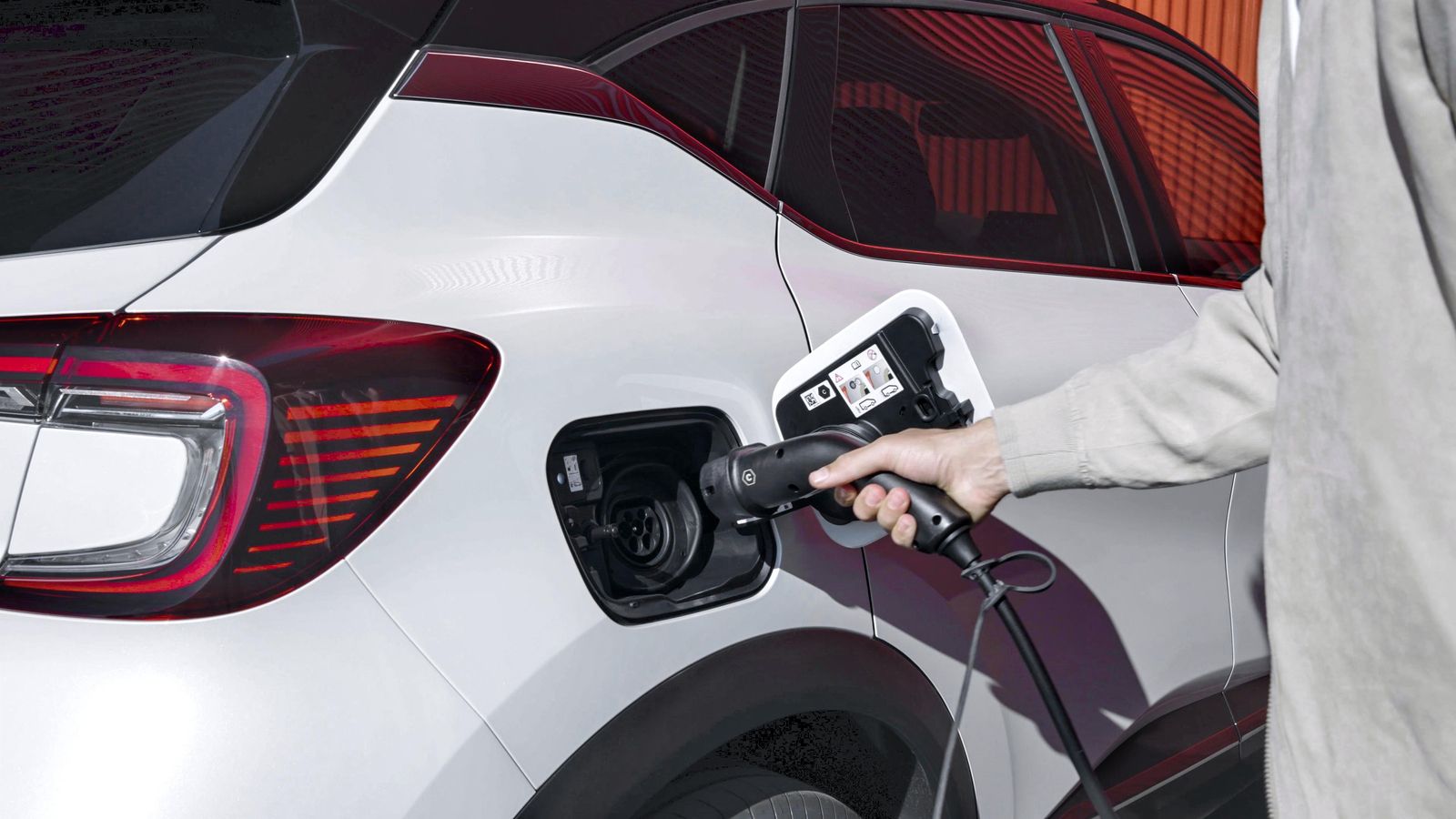 En tres horas se puede conseguir la recarga completa de la batería desde vacía con un enchufe de corriente alterna de 3,7 kW.