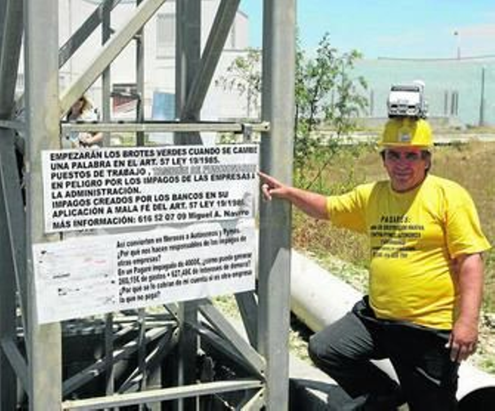 Miguel Ángel posó para Diario de Almería antes de encaramarse a la grúa frente a un colegio en Campohermoso.