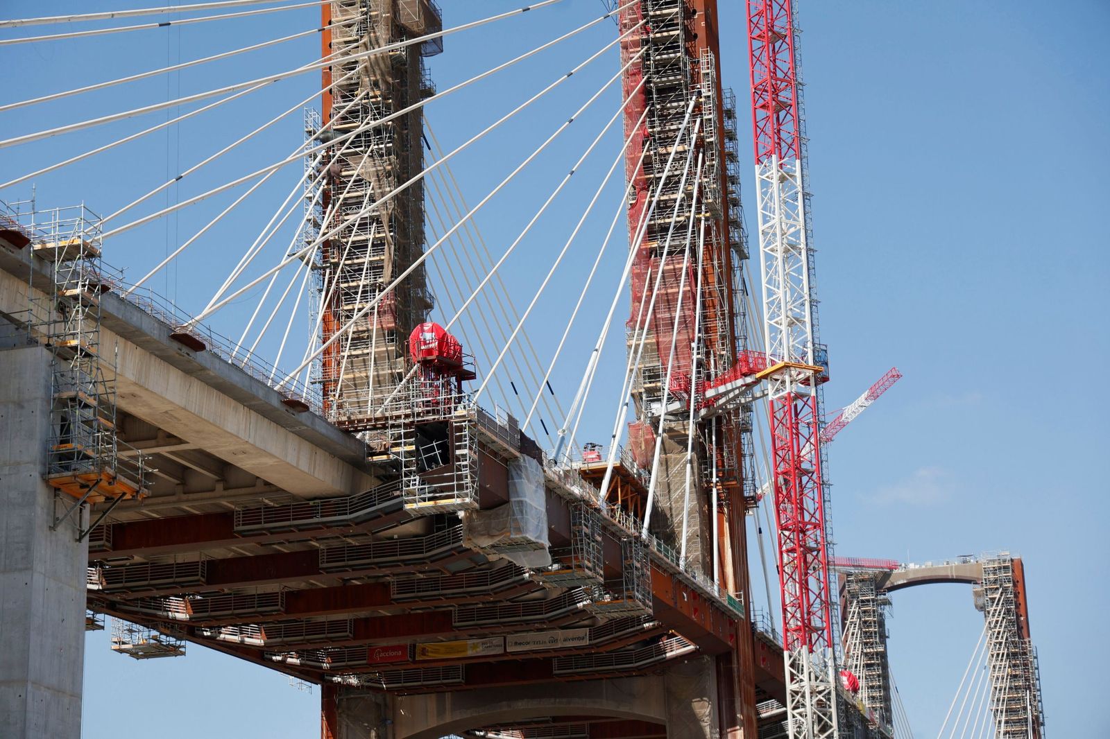 Vista de las obras del Puente del Centenario en Sevilla.