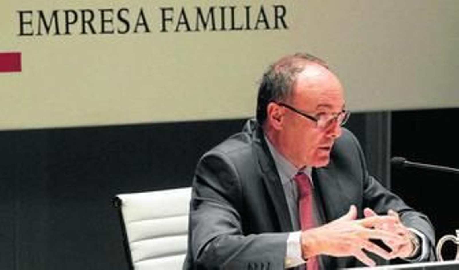 El gobernador del supervisor bancario, ayer en el Villamarta durante su intervención tras su presentación a cargo del presidente del Instituto de Empresa Familiar.