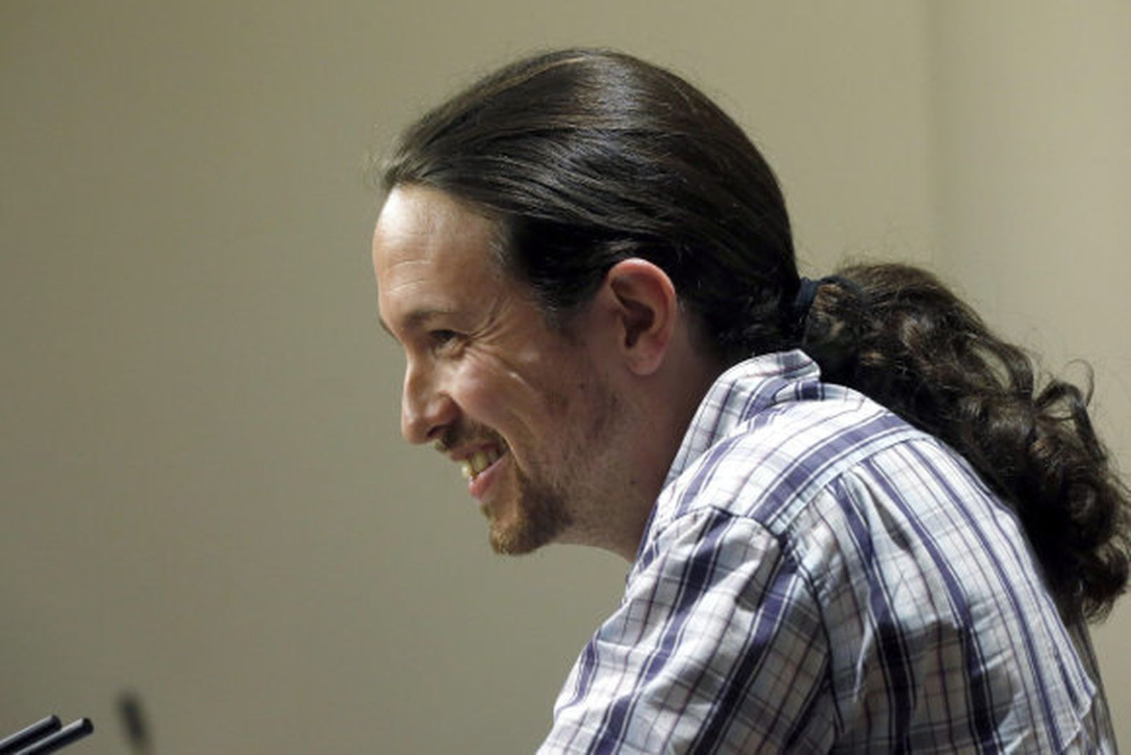 Iglesias dice que Sánchez se "autoexcluye" como presidente al pactar con C's