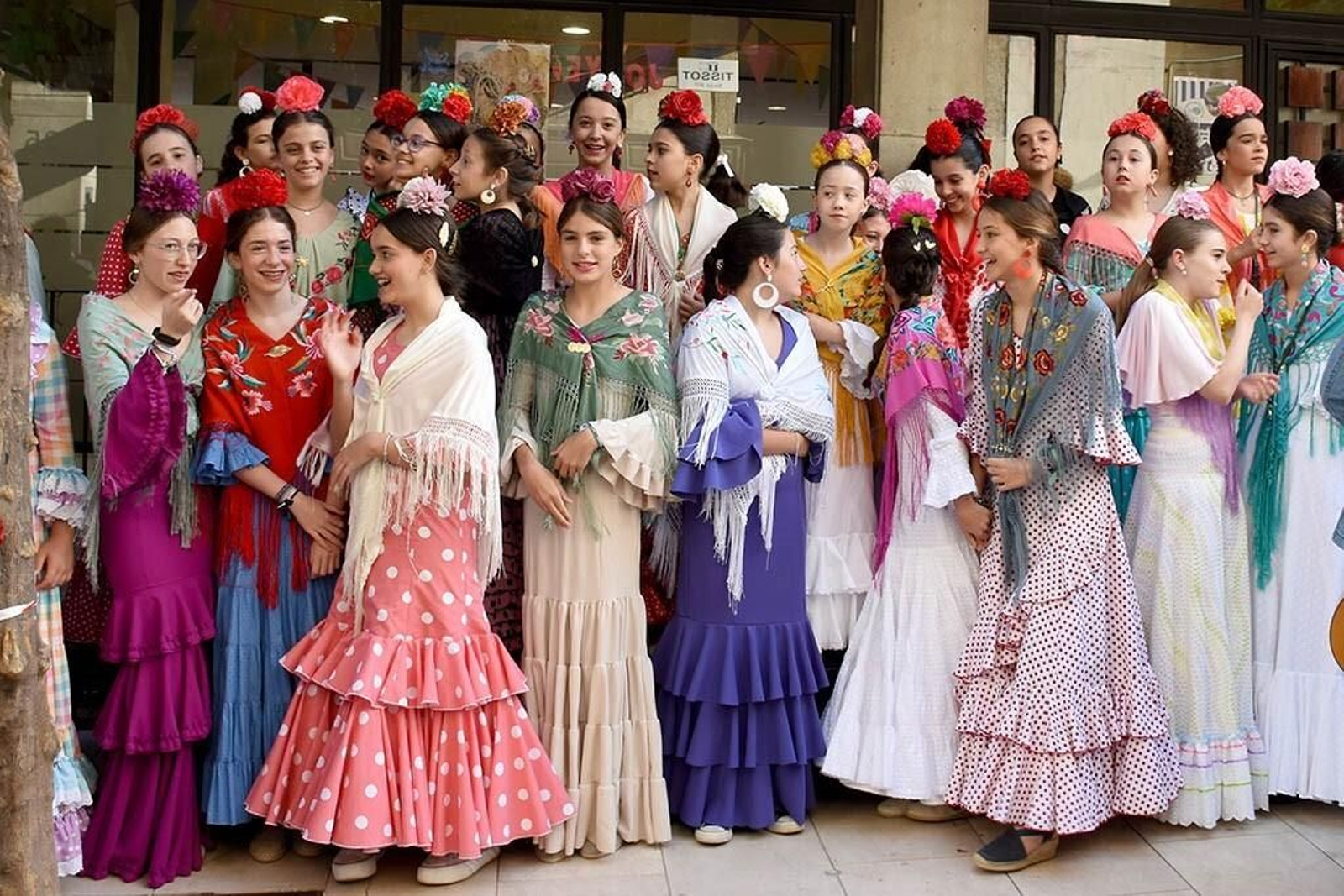 Imágenes de los peregrinos de la Hermandad de Emigrantes en su salida por las calles de Huelva