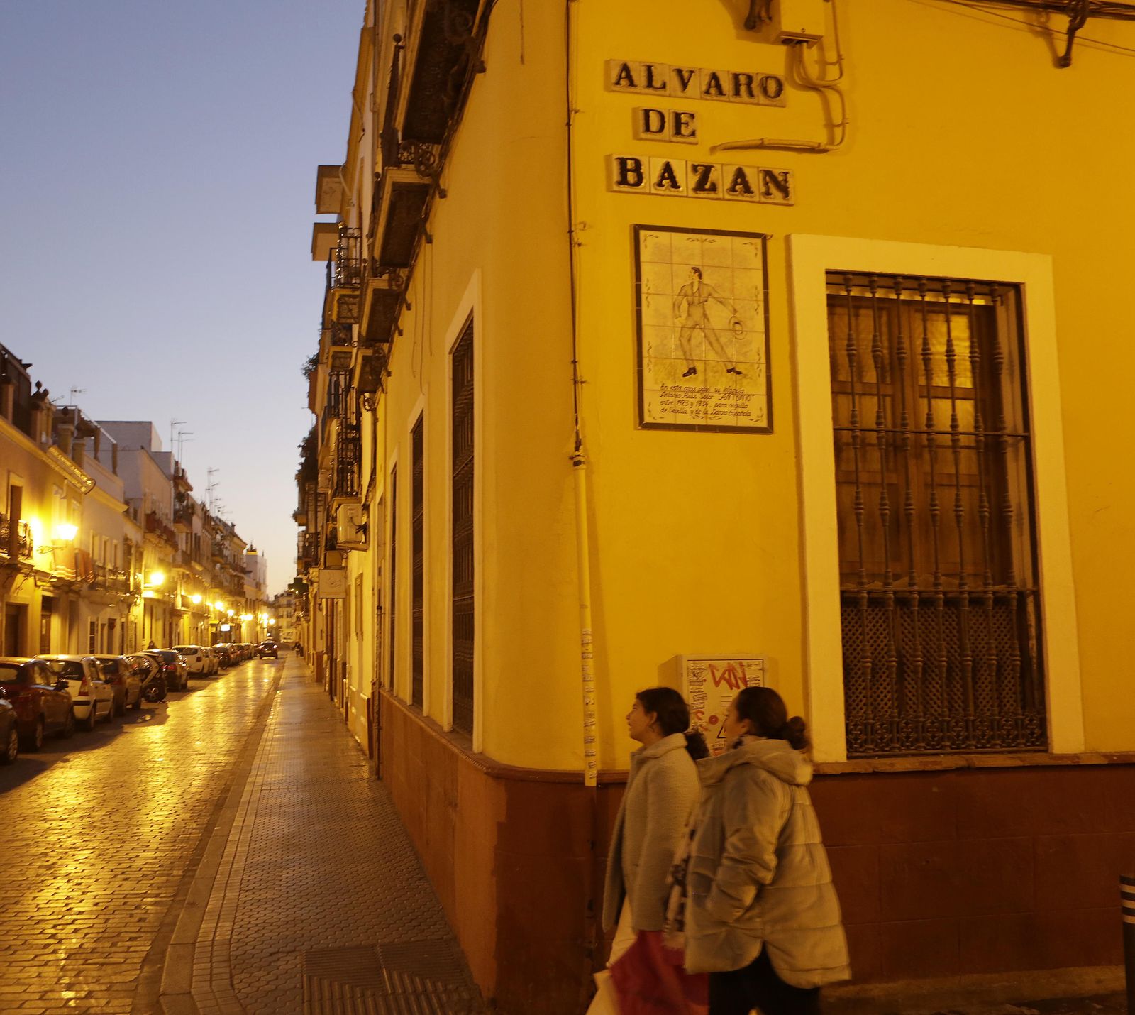 La placa que recuerda donde vivió Antonio el Bailarín.