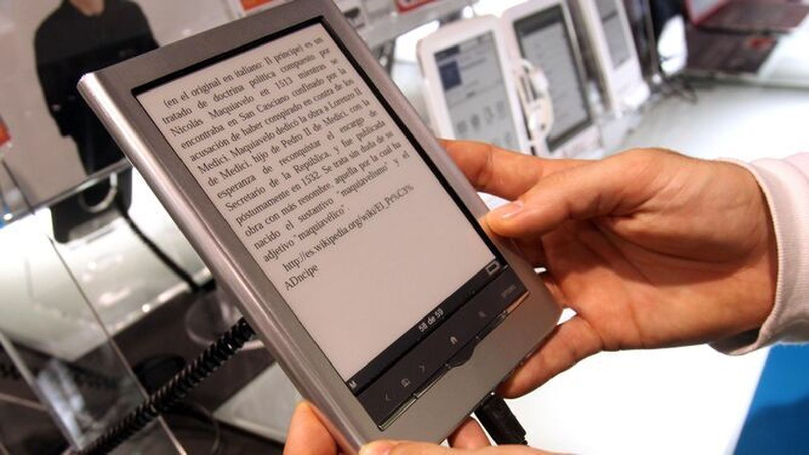 Un joven leer en un eReader un libro electrónico.