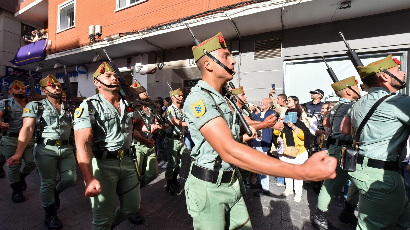 Fotos del Lunes Santo en Algeciras: Desfile de La Legión
