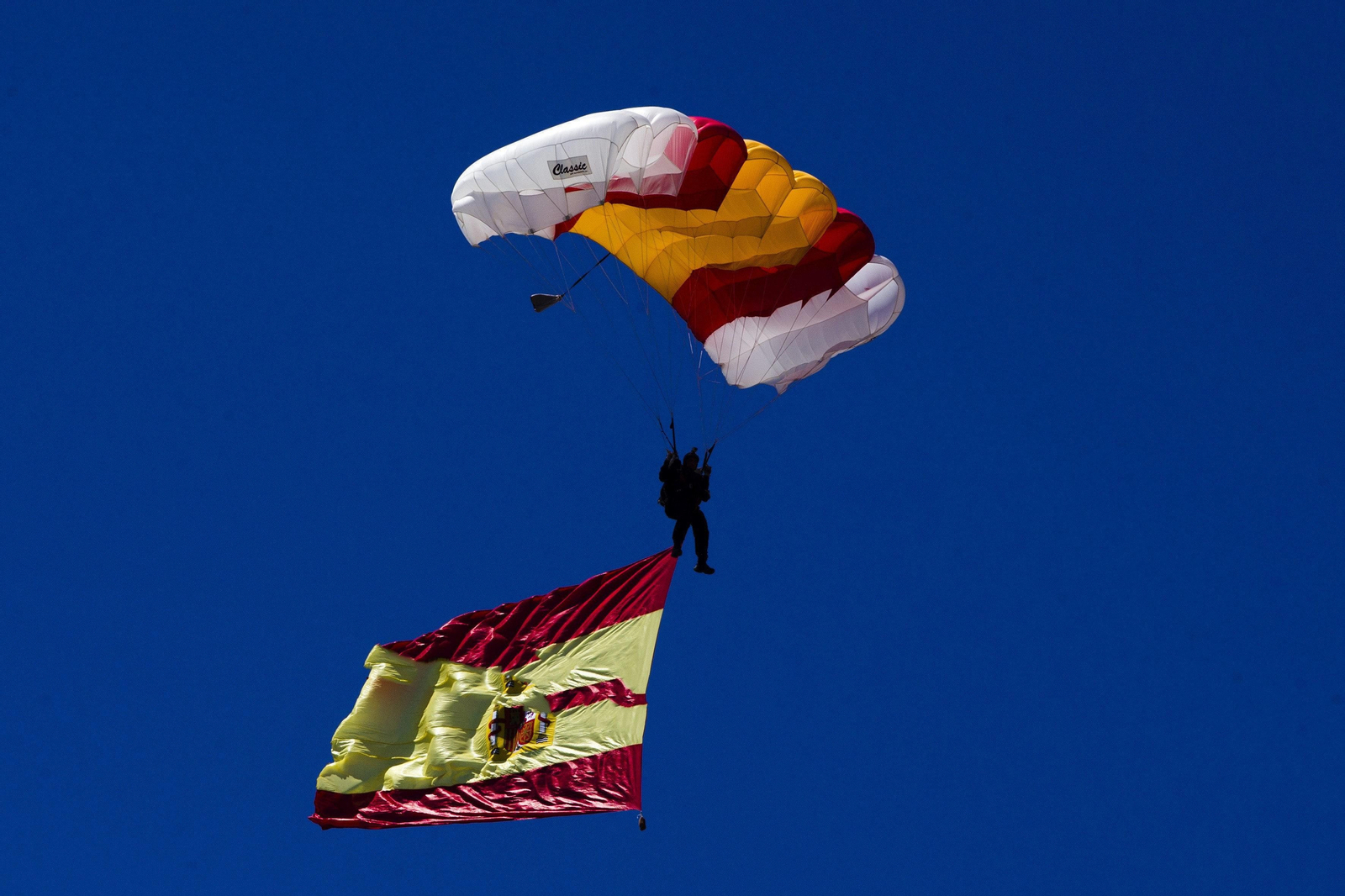 Exhibición de los paracaidistas en La Malagueta