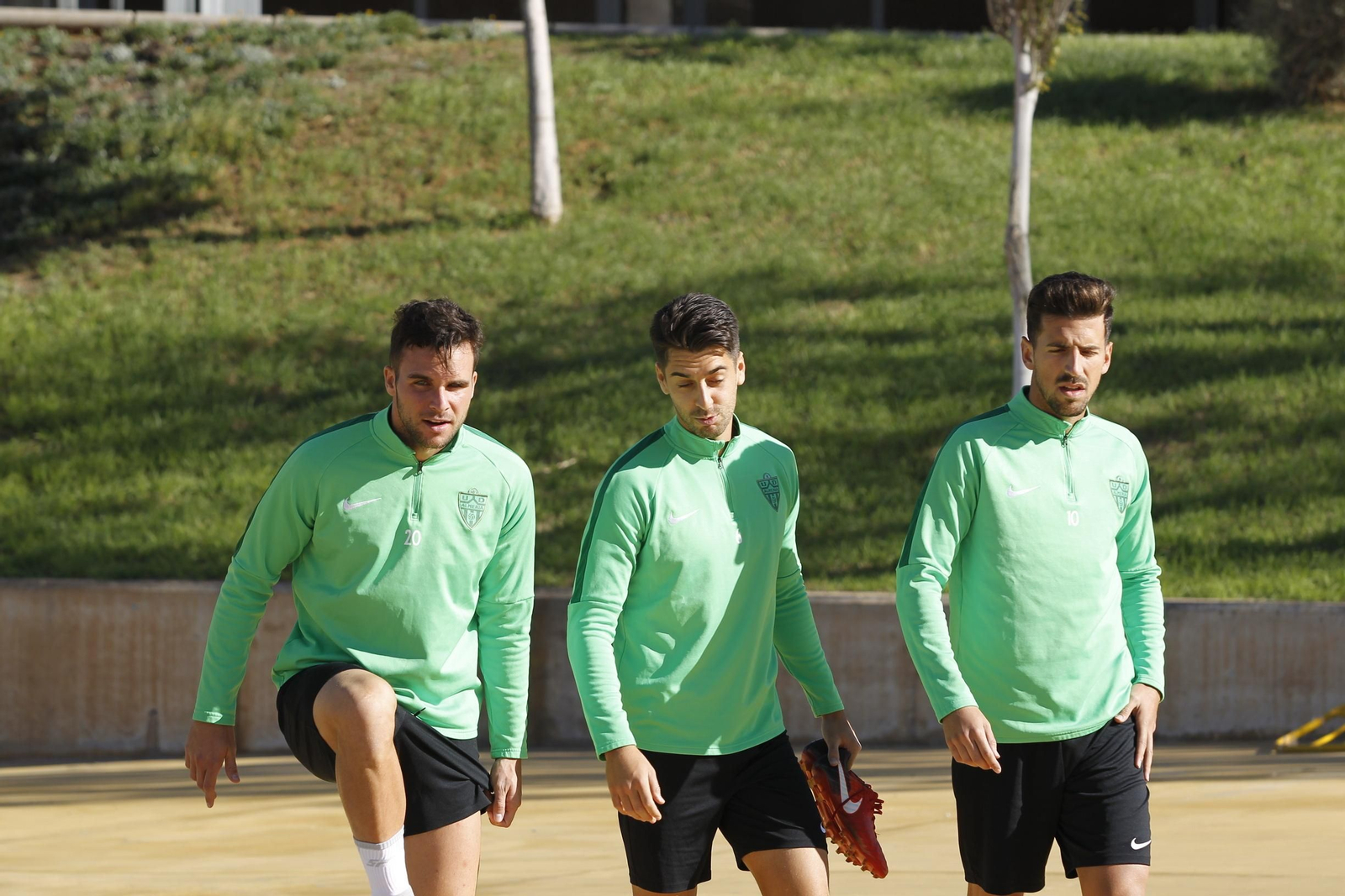 Álvaro Giménez y Juan Carlos Real, acompañados en la foto por De la Hoz, hicieron buena amistad el curso pasado y en el campo se entienden a la perfección