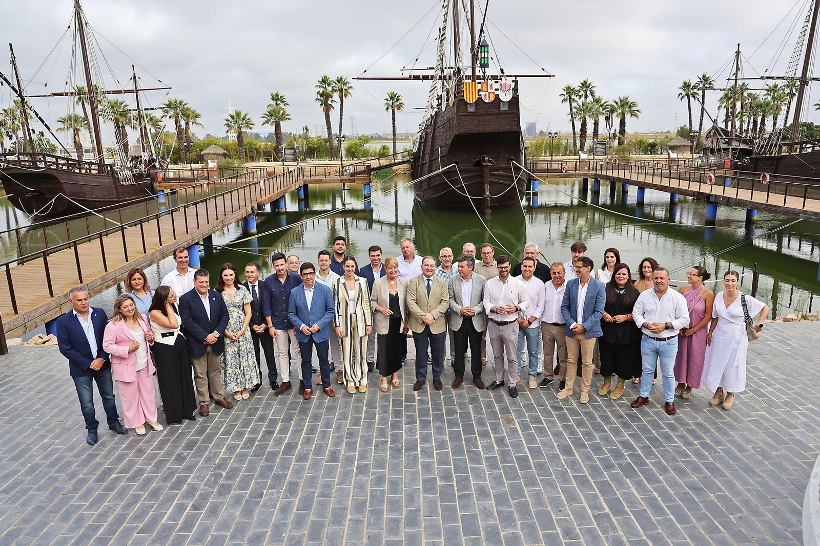 Imágenes de la firma con alcaldes de 34 municipios los convenios del programa 'Tu Diputación Invierte'