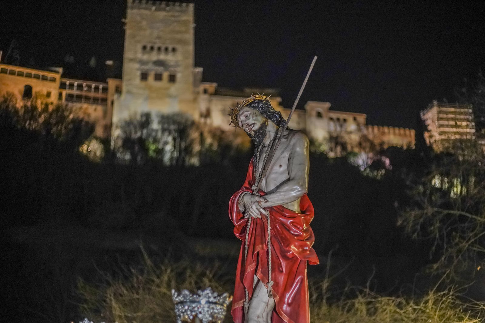 El Señor de la Sentencia, en vía crucis, a los pies de la Alhambra