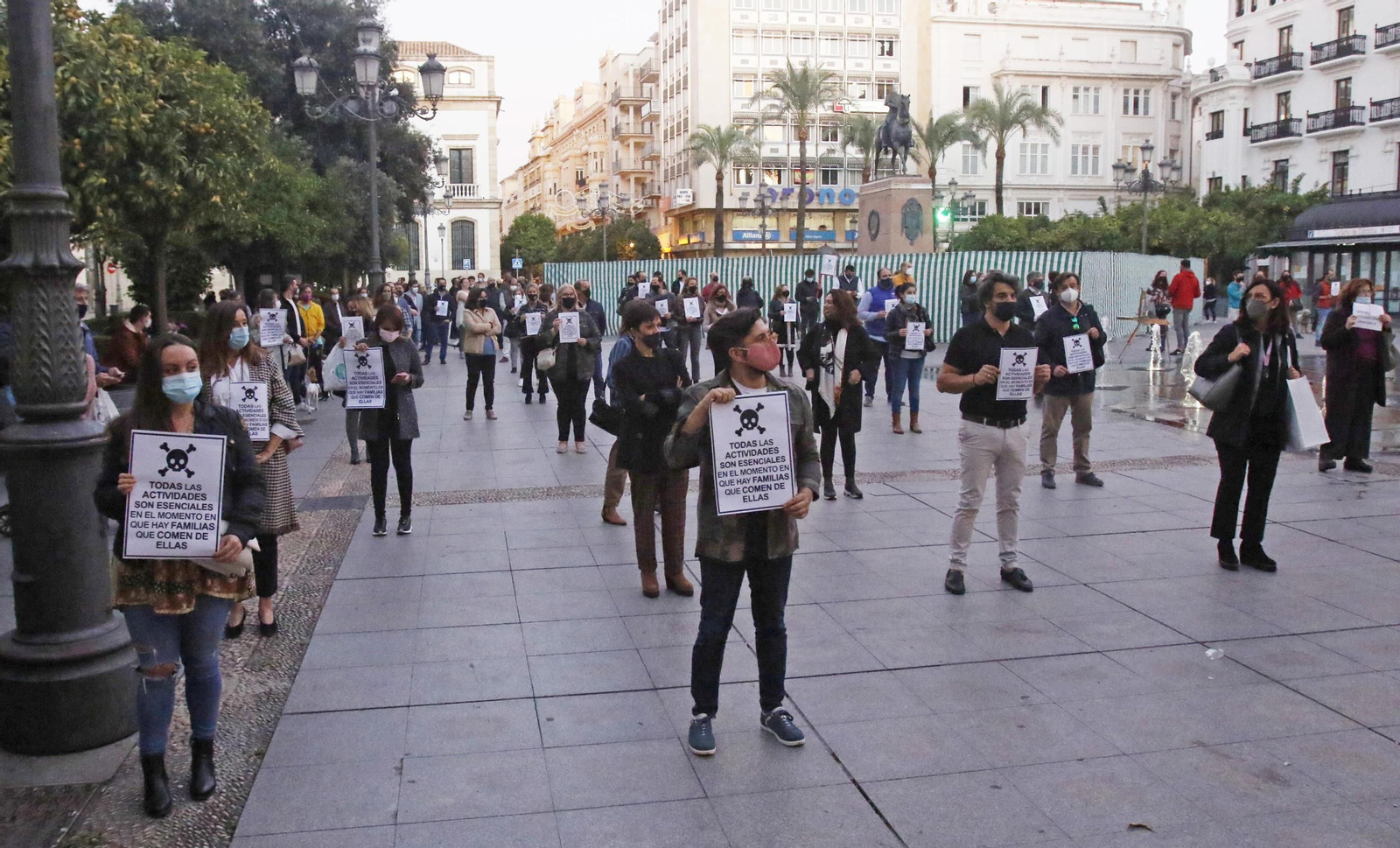 Comerciantes concentrados en la plaza de las Tendillas en contra de las medidas de la Junta.