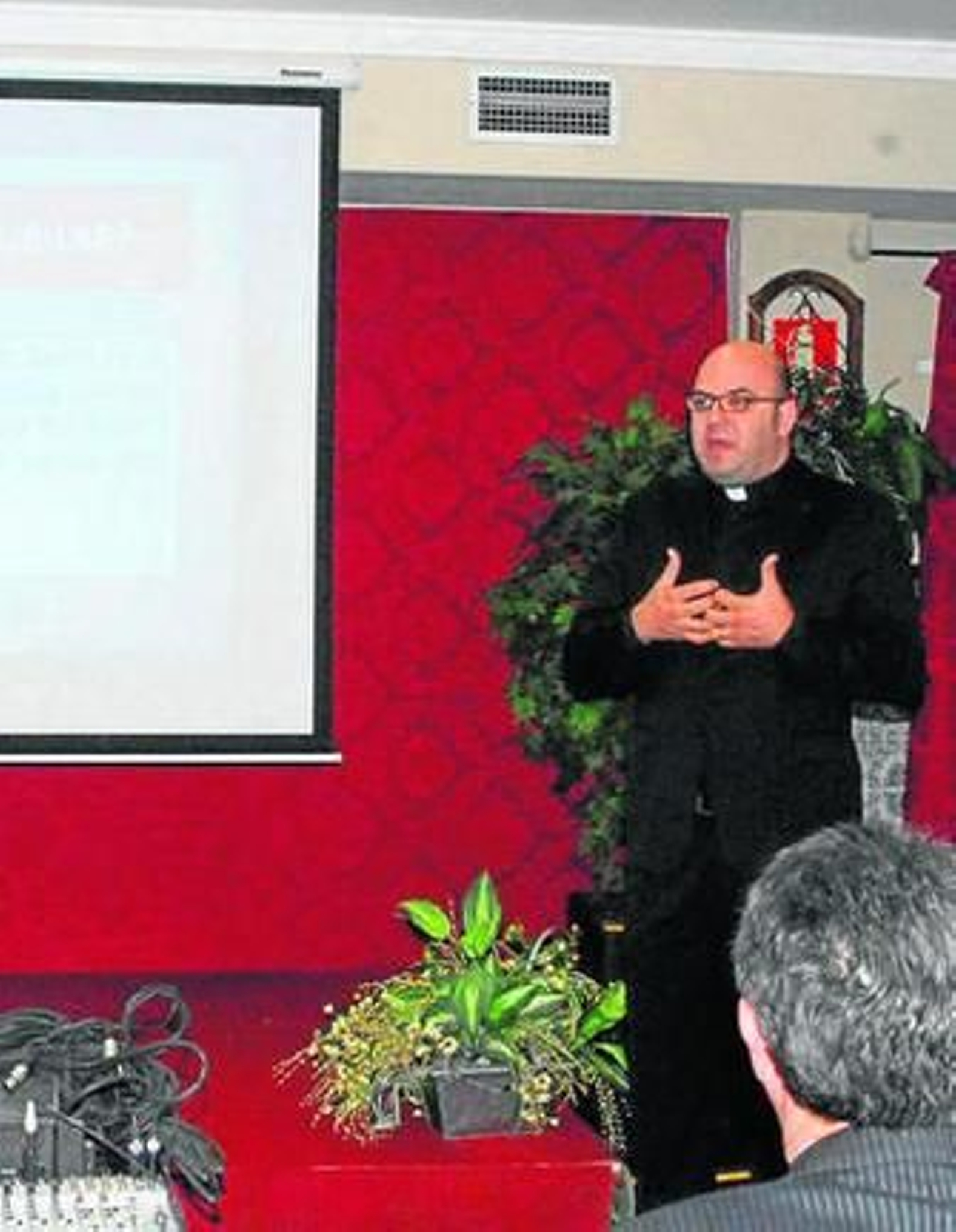 El sacerdote Alfonso Gutiérrez Estudillo, durante una charla.