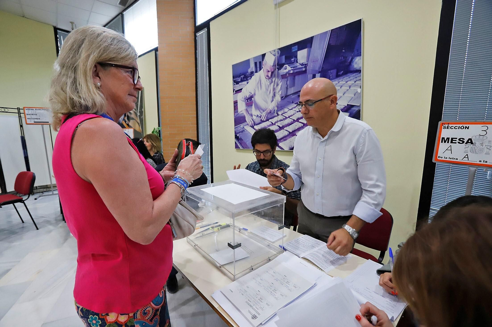 Una electora de Huelva ejerce su derecho al voto en las elecciones municipales de 2023.