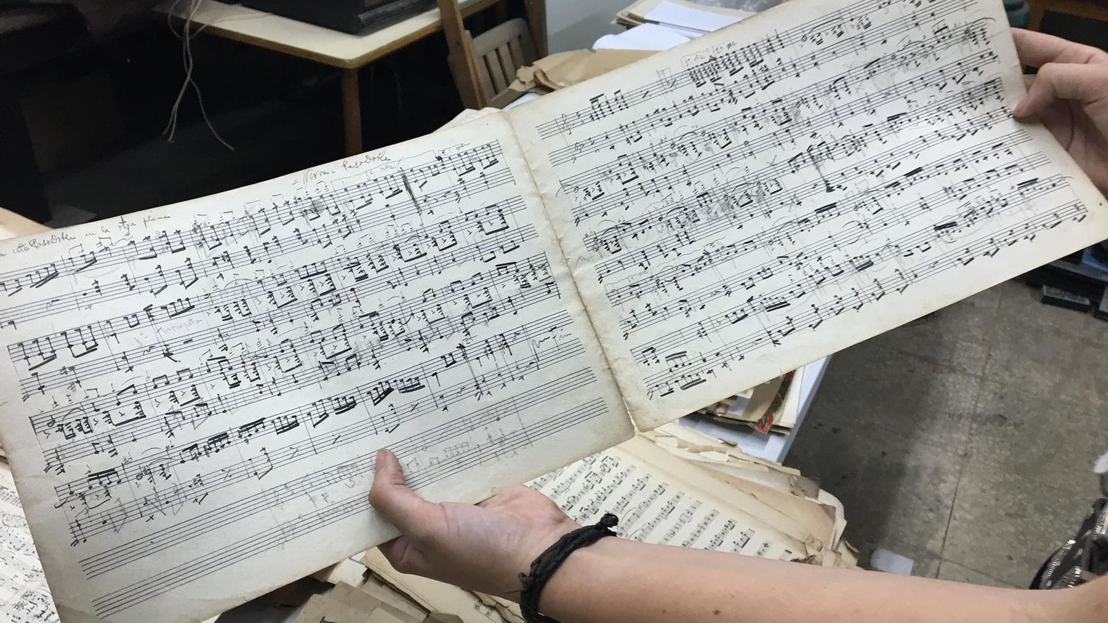 Partituras del maestro musical nervense Manuel Rojas, una muestra de las valiosas piezas de su legado.