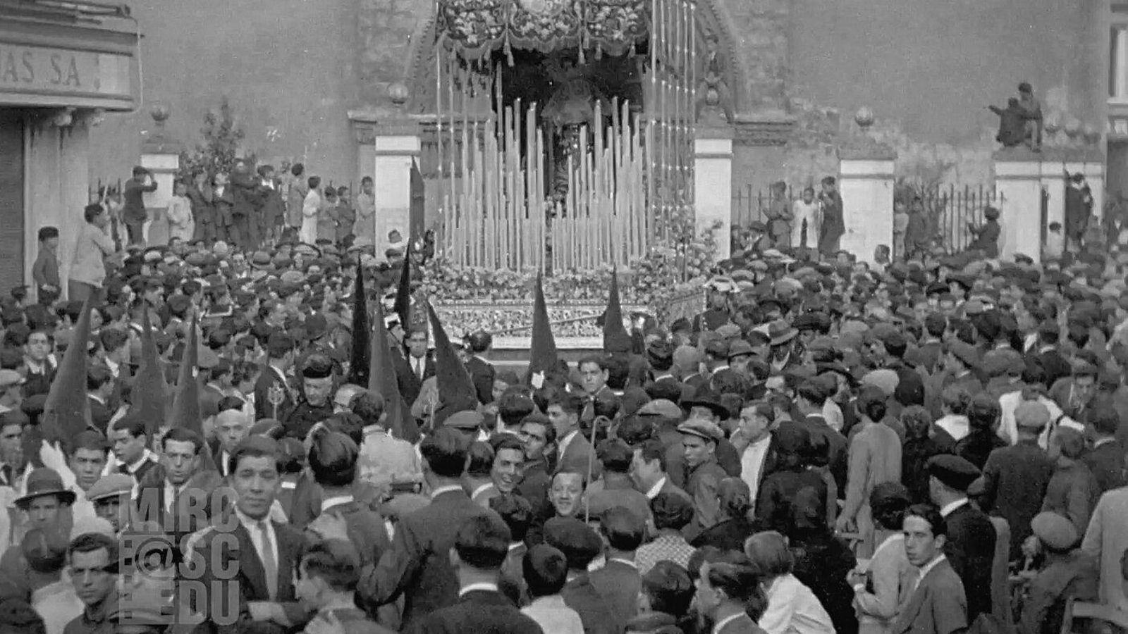 La Virgen del Subterráneo saliendo de Omnium Sanctorum.