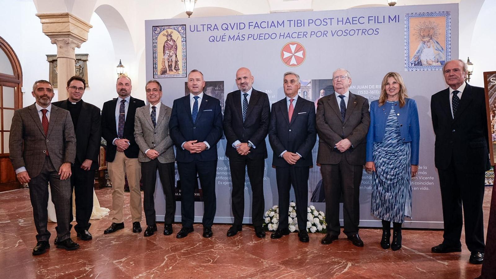 Fotografía de familia tras el acto de inauguración