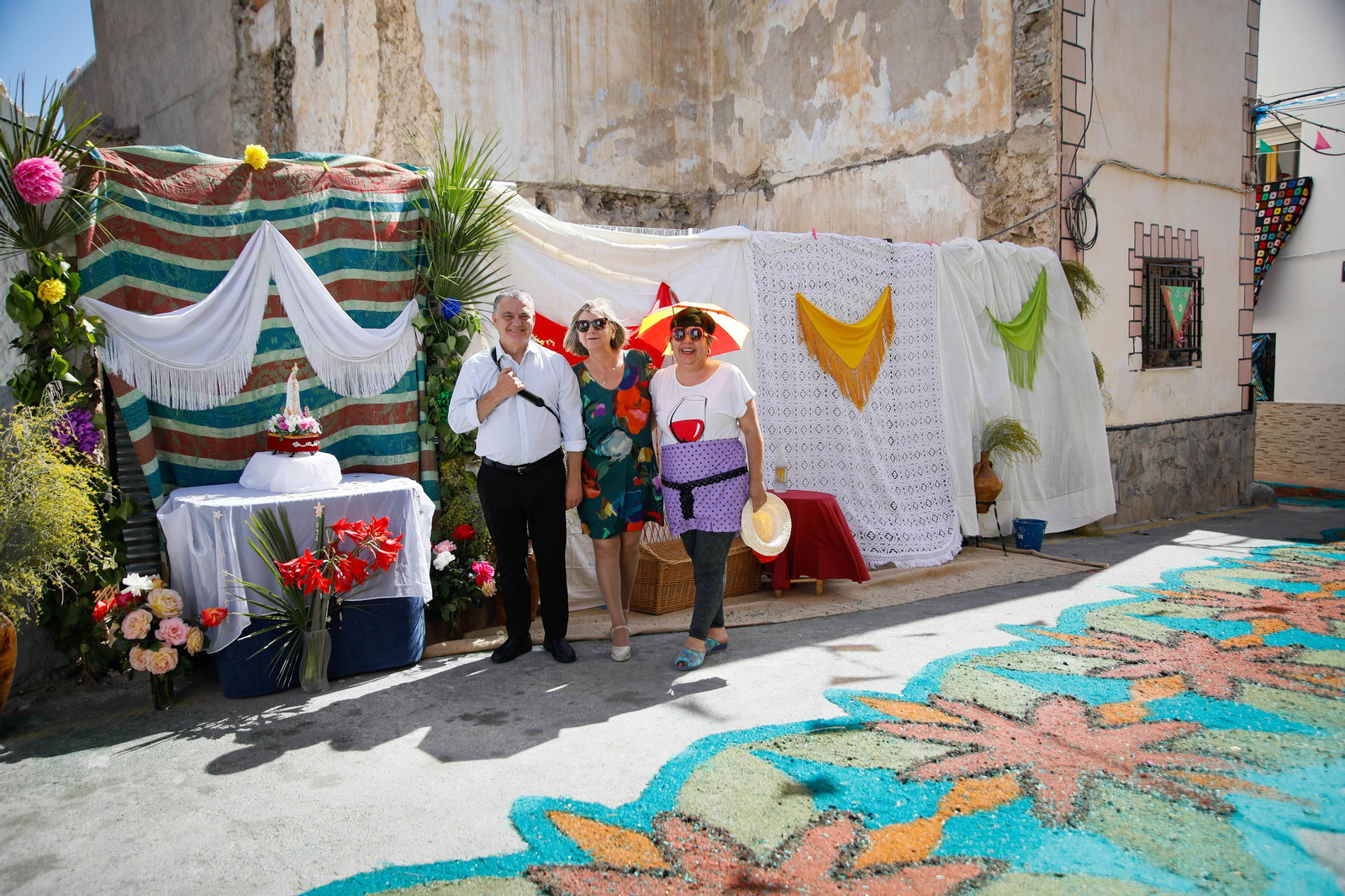 Así es la gran alfombra de serrín para que levite la Virgen de Fátima de Tíjola